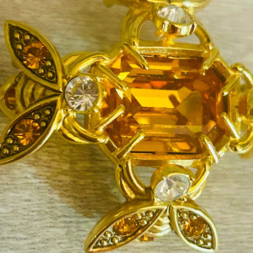 🎉NEW YEAR SALE Gorgeous Signed Vintage Joan Rivers Topaz Bee 🐝 Brooch - Picture 2 of 7